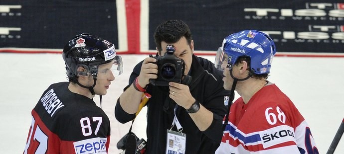 Jaromír Jágr (vpravo) gratuluje Sidneymu Crosbymu k postupu do finále mistrovství světa