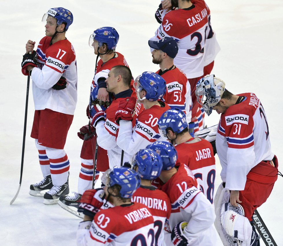 Zklamaní čeští hokejisté po semifinálové porážce s Kanadou...