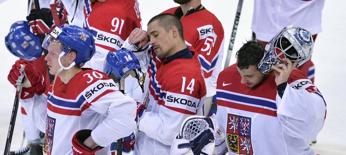 Smutek ve tvářích českých hokejistů po semifinálové porážce s Kanadou... zprava Ondřej Pavelec, Tomáš Plekanec a Jakub Krejčík