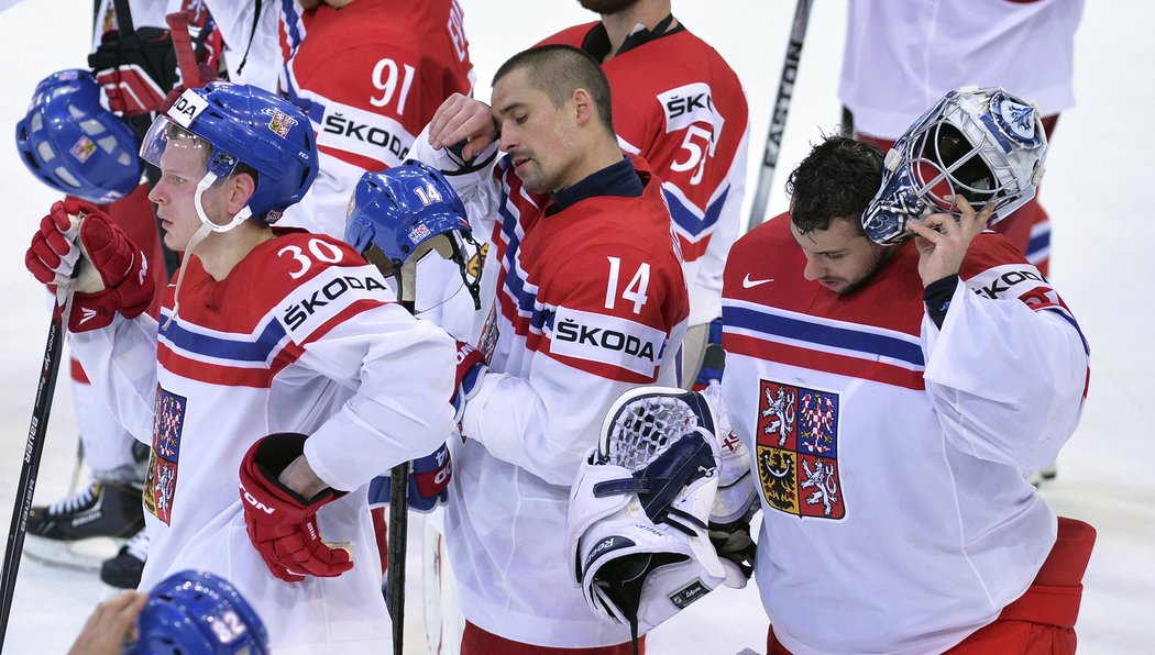 Smutek ve tvářích českých hokejistů po semifinálové porážce s Kanadou... zprava Ondřej Pavelec, Tomáš Plekanec a Jakub Krejčík