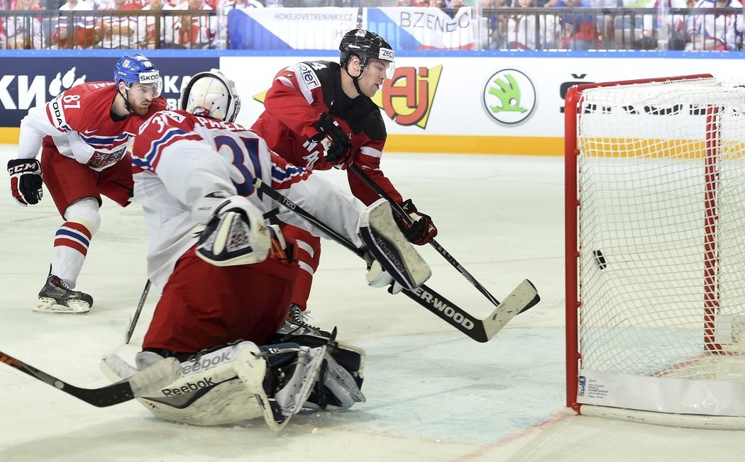 Kanaďan Taylor Hall překonává Ondřeje Pavelce v první třetině semifinále MS