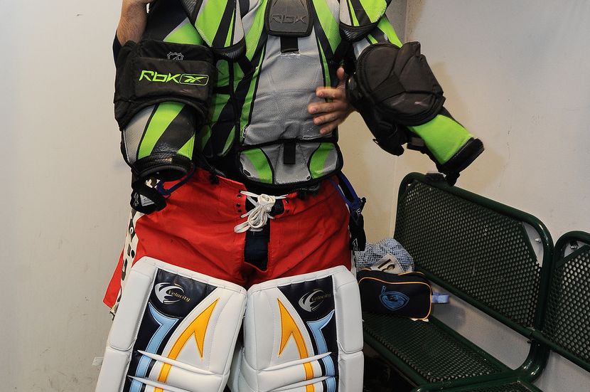 Ondřej Pavelec si obléká vestu