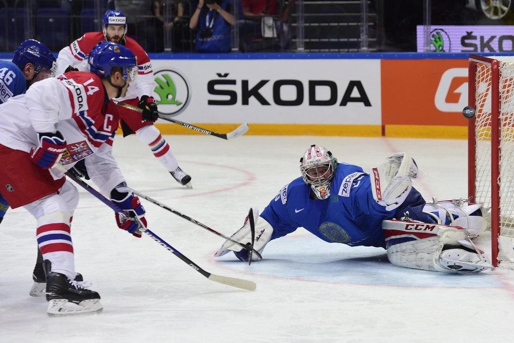 Tomáš Plekanec právě posílá kotouč do klece Kazachstánu