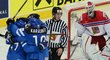 Finští hokejisté se radují z druhého gólu do sítě Alexandra Saláka