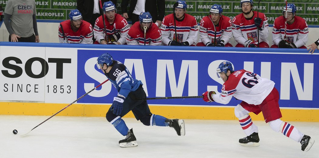 Jaromír Jágr marně stíhá Fina Erika Haula