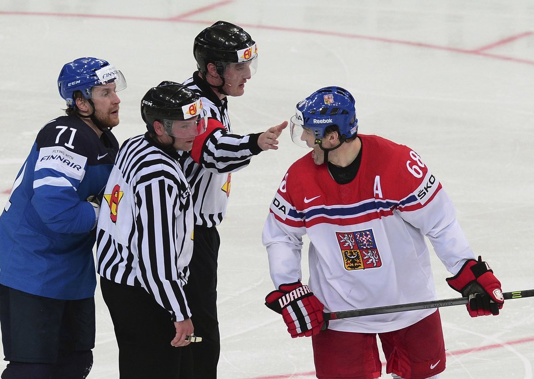 Rozhodčí a Leo Komarov si od Jaromíra Jágra nevyslechli asi nic lichotivého