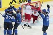 Hokejisté Finska se radují z druhého gólu v síti Alexandra Saláka