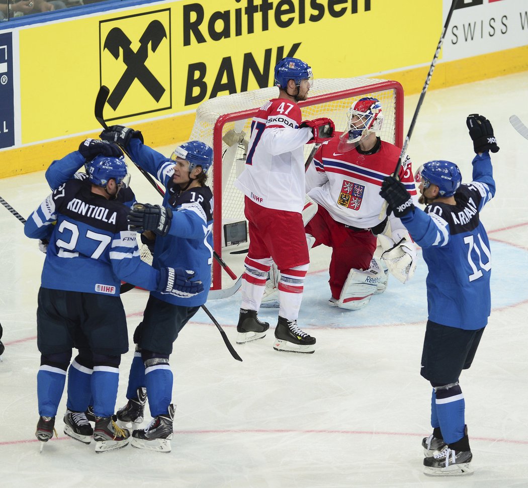 Hokejisté Finska se radují z druhého gólu v síti Alexandra Saláka