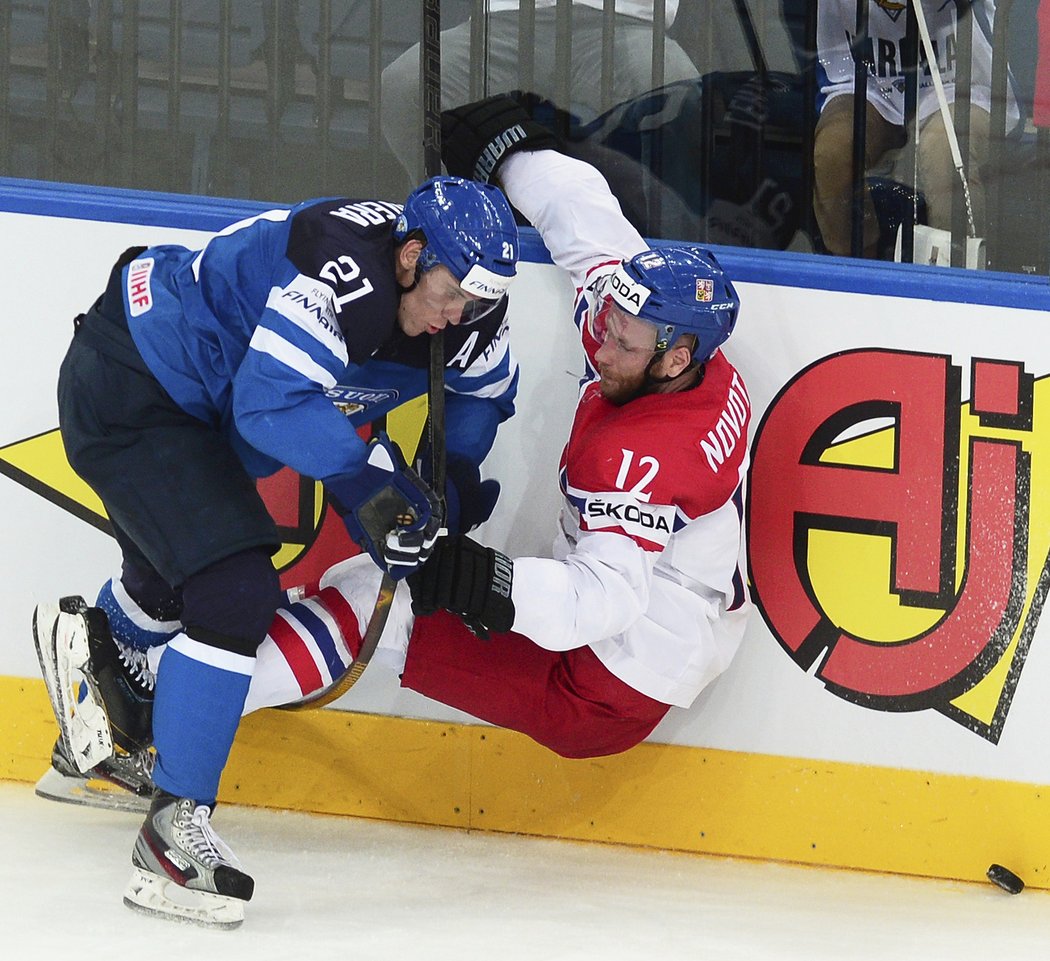 Jiří Novotný padá po zákroku Fina Joriho Lehtery