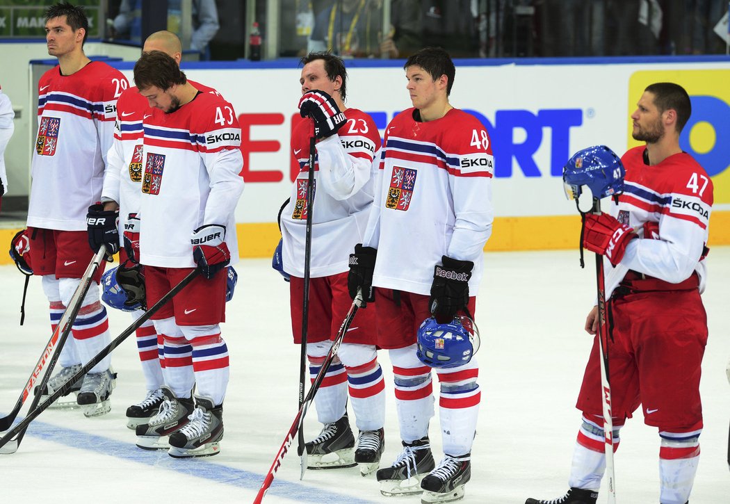 Smutní čeští hokejisté po porážce s Finskem: (zleva) Michal Jordán, Tomáš Hertl, Ondřej Němec, Jan Kovář a Jan Kolář