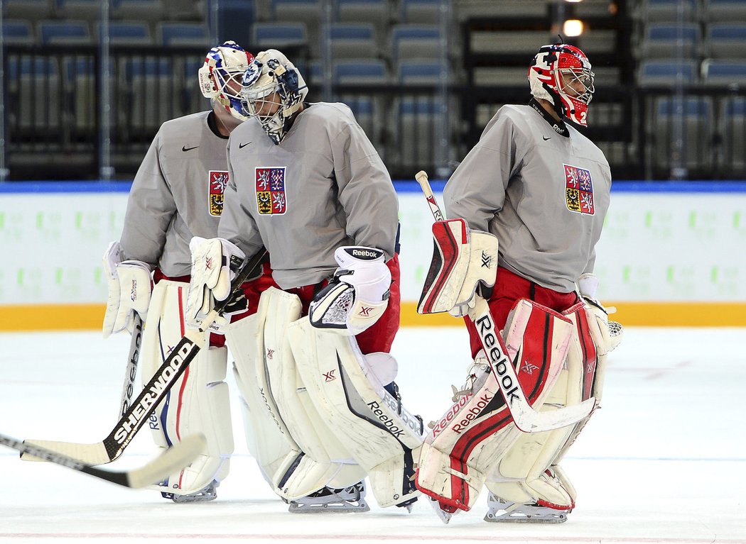 Trojice českých brankářů - jedničkou pro MS bude Alexander Salák (vlevo), dvojkou Ondřej Pavelec, trojkou Jakub Kovář (vpravo)