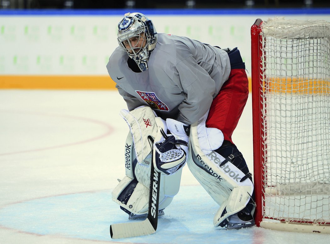 Ondřej Pavelec v bráně při prvním tréninku české reprezentace v O2 Areně před startem mistrovství světa