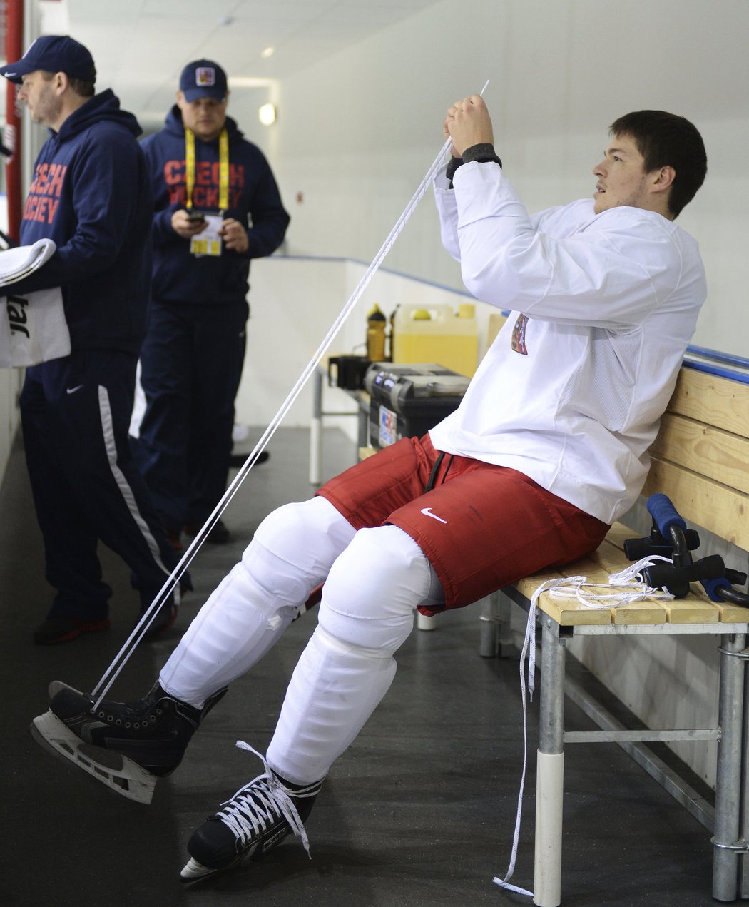 Tomáš Hertl instaluje před tréninkem novou tkaničku