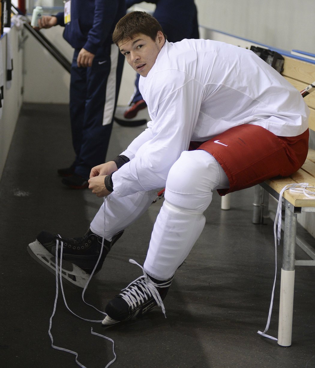 Tomáš Hertl si před tréninkem měnil tkaničky