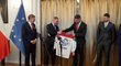 Premiér Petr Fiala a ministr Petr Gazdík přijali dárek v podobě podepsaného reprezentačního dresu