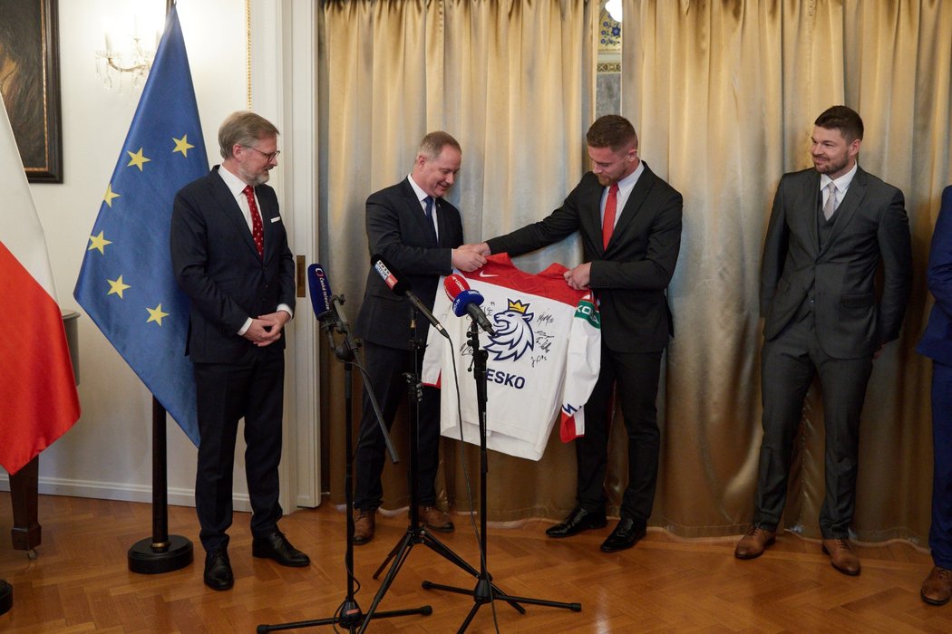 Premiér Petr Fiala a ministr Petr Gazdík přijali dárek v podobě podepsaného reprezentačního dresu