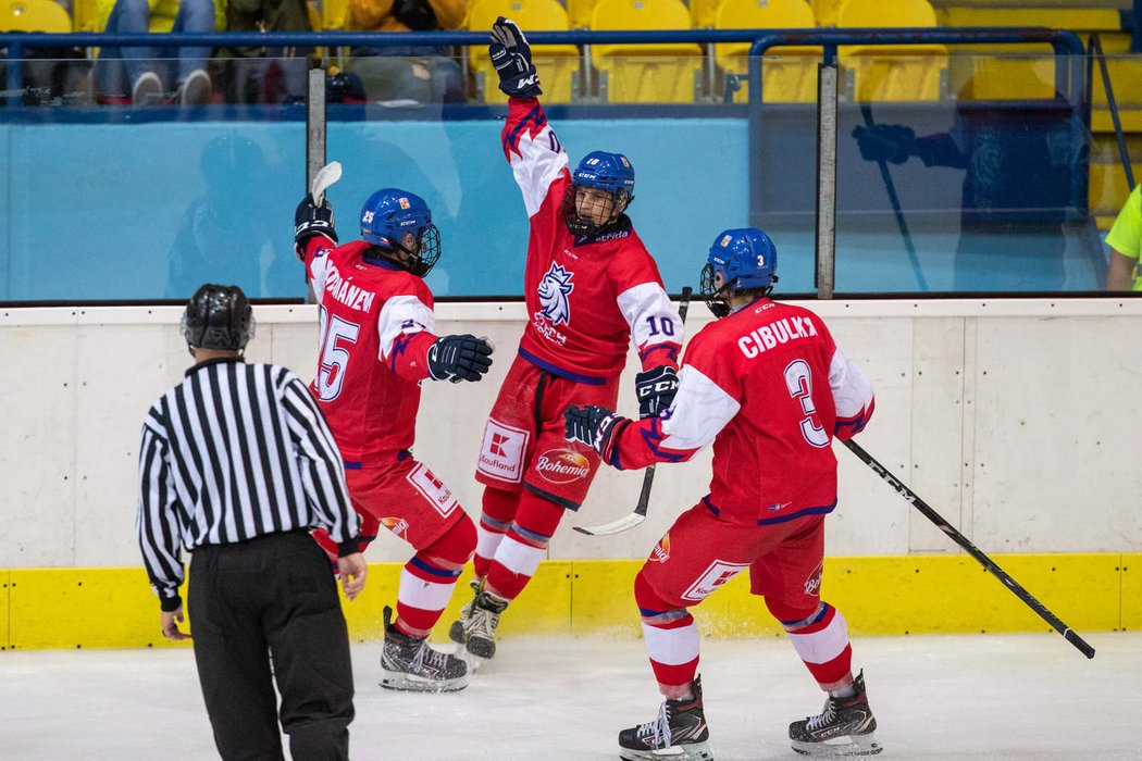 Čeští hokejisté do osmnácti let se radují z gólu na Hlinka Gretzky Cupu