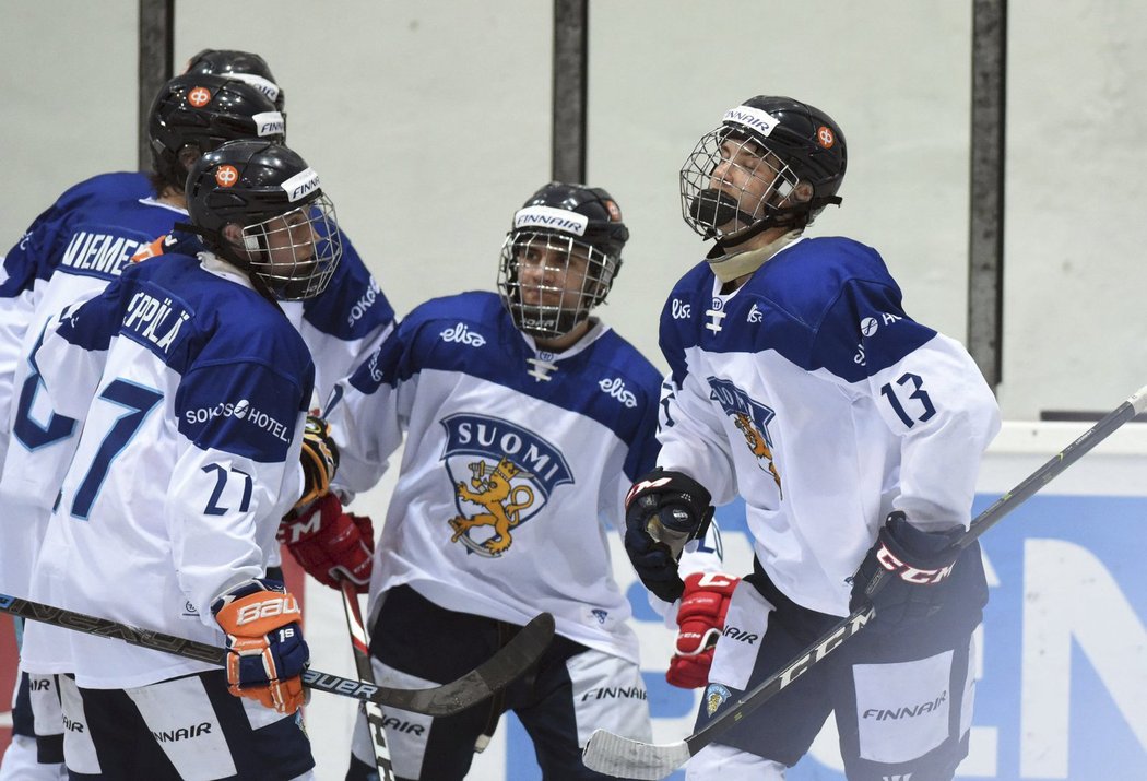Finský mladíček Brad Lambert (vpravo) oslavuje gól společně se spoluhráči