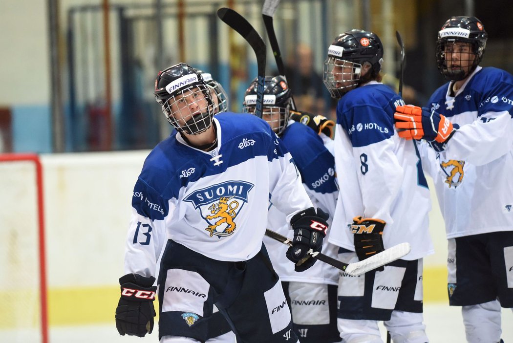 Patnáctiletý finský talent Brad Lambert zaznamenal na Hlinka Gretzky Cupu hattrick proti Švýcarsku