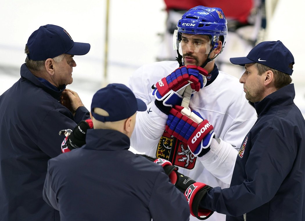 Porada s kapitánem. Tomáš Plekanec poslouchá rady trenérského triumvirátu