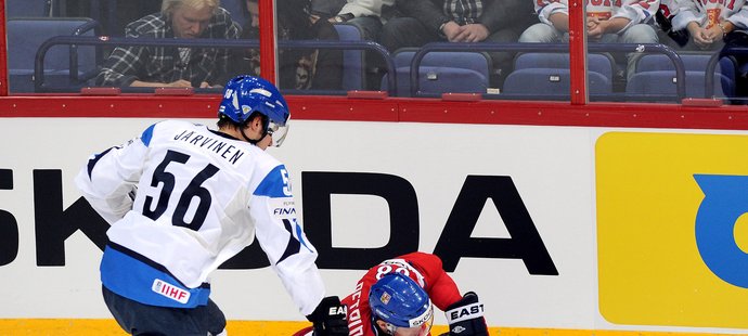 Jakub Petružálek bojuje u mantinelu s Finem Järvinenem