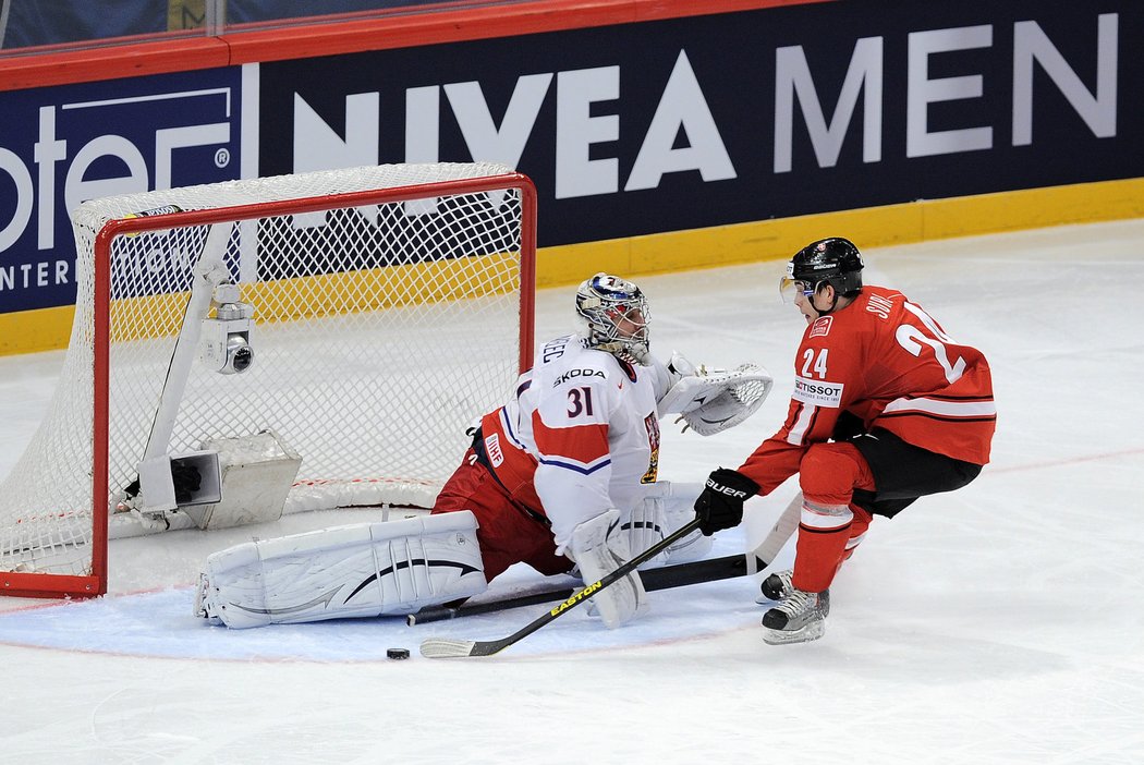 Češi do čtvrtfinále se Švýcarskem nevstoupili šťastně. Tuhle šanci Suri ještě Pavelec zlikvidoval, ale na