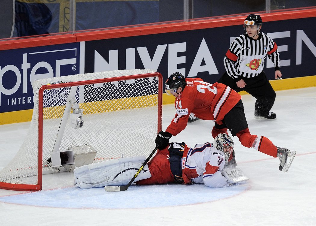 Stačilo málo a český tým mohl jít do kabin po první třetině za stavu 0:2. Obrovskou příležitost Suriho ale zmařil gólman Pavelec