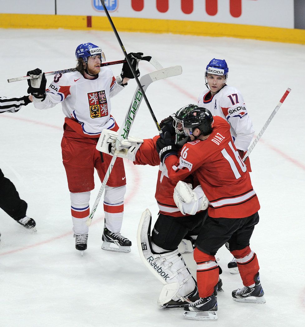 Radim Vrbata (vpravo) a Jakub Voráček smutně přihlíží švýcarské radosti