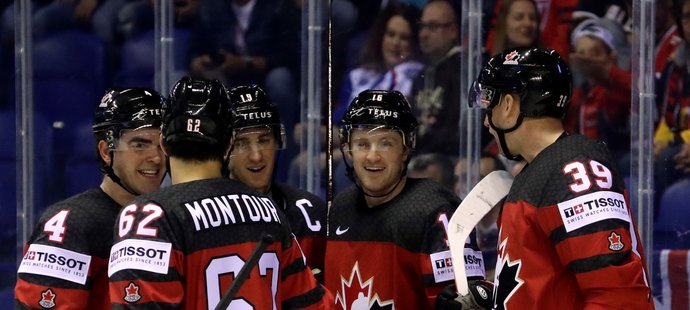 Kanadští hokejisté se radují ze vstřelené branky