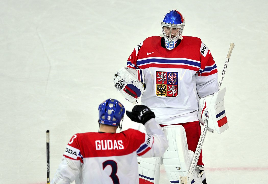 Radko Gudas blahopřeje svému brankáři k výbornému výkonu 