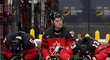 Kanadské zklamání po čtvrtfinálové prohře s Českem: Oliver Bonk (5), Denton Mateychuk (24) a Maveric Lamoureux