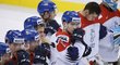 Zklamaní čeští hokejisté do 20 let po prohře s Kanadou, uprostřed Filip Zadina