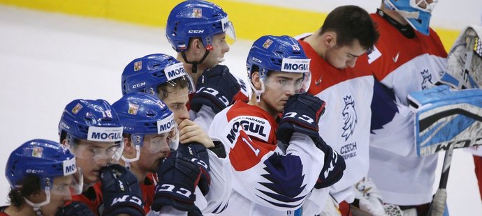 Zklamaní čeští hokejisté do 20 let po prohře s Kanadou, uprostřed Filip Zadina