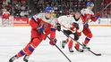 Vojtěch Čihař uhání s pukem v zápase proti Kanadě