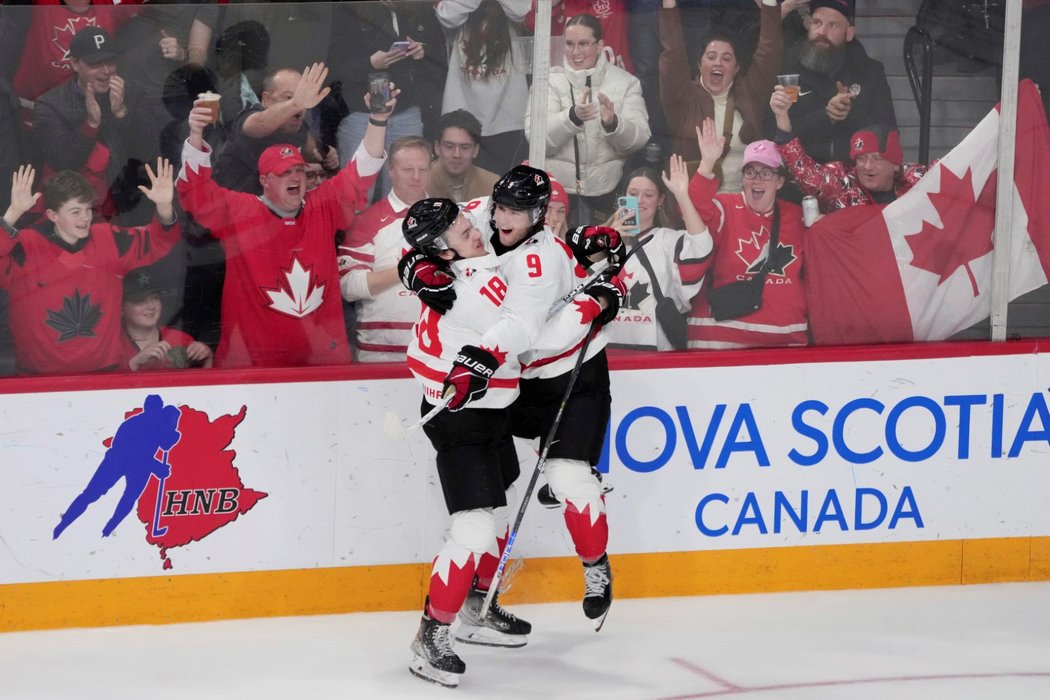 Kanaďan Joshua Roy oslavuje s parťákem gól v semifinále proti USA