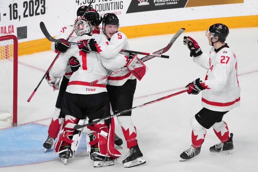Kanadští junioři oslavují postup do finále domácího šampionátu, ve kterém se utkají s Českem