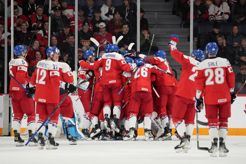 Čeští hokejisté oslavují senzační vítězství nad Kanadou