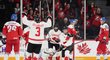Kanadští hokejisté se radují z gólu v zápase s Českem