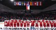 Čeští juniorští hokejisté oslavují senzační vítězství nad Kanadou za poslechu státní hymny