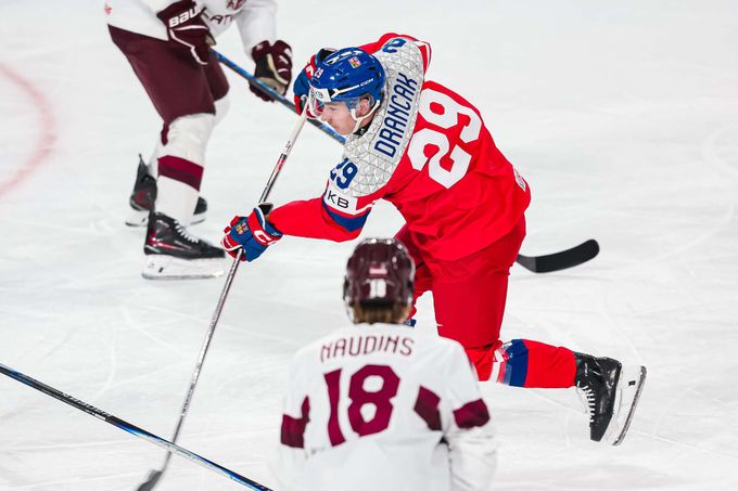 ONLINE: Česko - Lotyšsko 1:1. Junioři rychle otáčí, v přesilovce se trefil Jiříček ONLINE: Česko - Lotyšsko 1:1. Junioři rychle otáčí, v přesilovce se trefil Jiříček