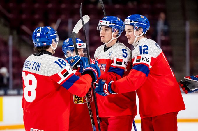 Česko - Lotyšsko 4:2. Střelecká převaha juniorů, ale drama až do konce, rozhodl Pšenička Česko - Lotyšsko 4:2. Střelecká převaha juniorů, ale drama až do konce, rozhodl Pšenička