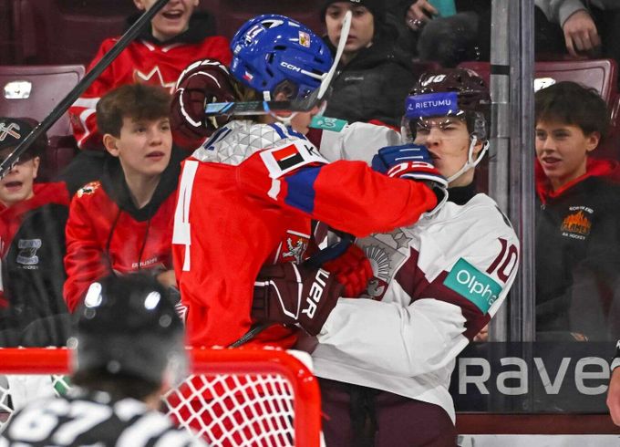 ONLINE: Česko - Lotyšsko 3:2. Junioři si komplikují zápas, inkasovali v oslabení ONLINE: Česko - Lotyšsko 3:2. Junioři si komplikují zápas, inkasovali v oslabení