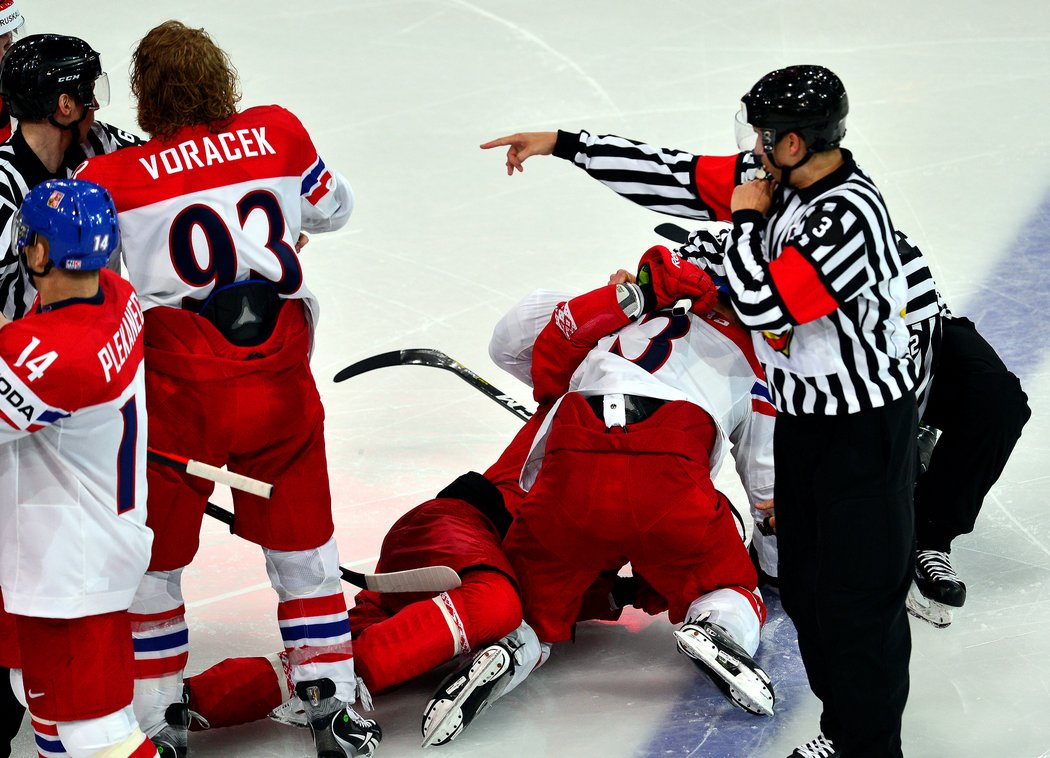 Český kapitán Jakub Voráček a elitní obránce Radko Gudas v potyčce s běloruskými soupeři