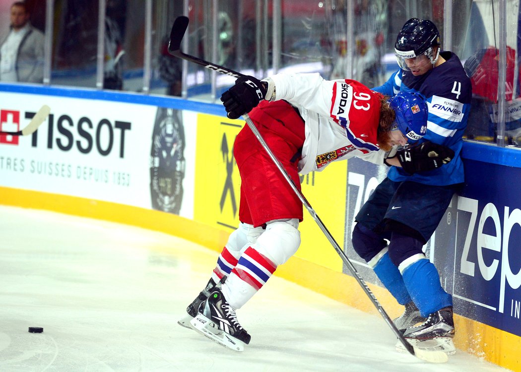 Jakub Voráček v nepříjemném střetu s Finem Mikko Lehtonenem