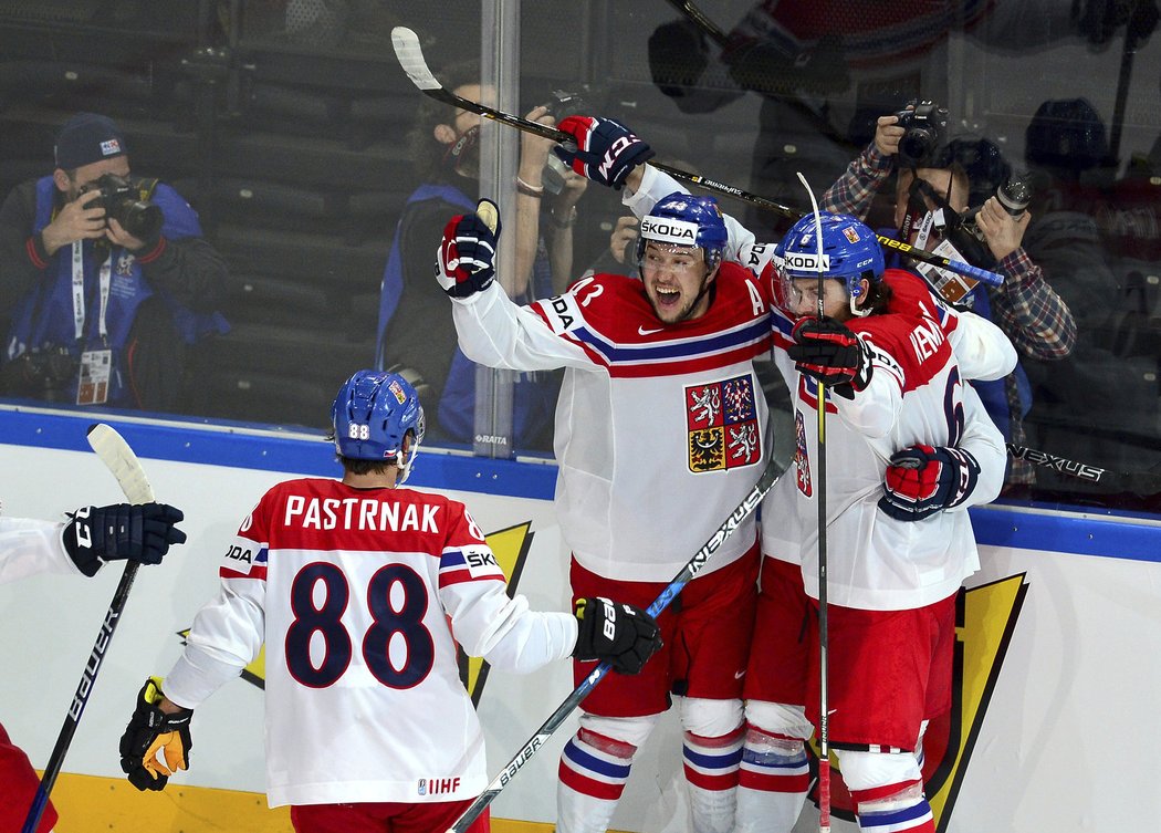 Čeští hokejisté se radují z vyrovnání Jana Kováře na 3:3 v zápase proti Finsku