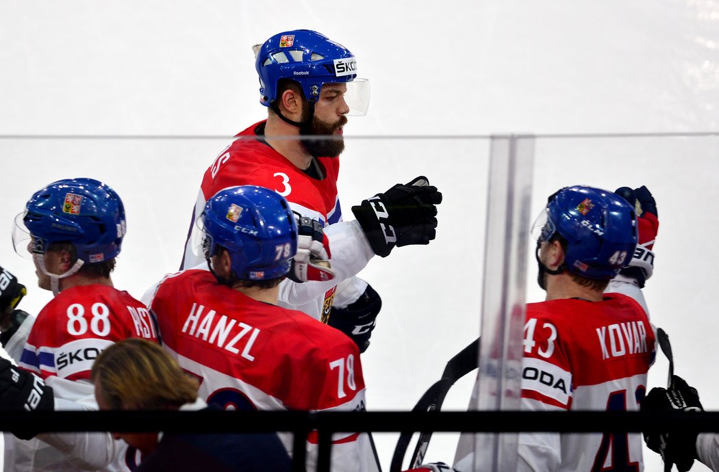 Radko Gudas se raduje se spoluhráči z gólu na 2:3 v zápase s Finskem