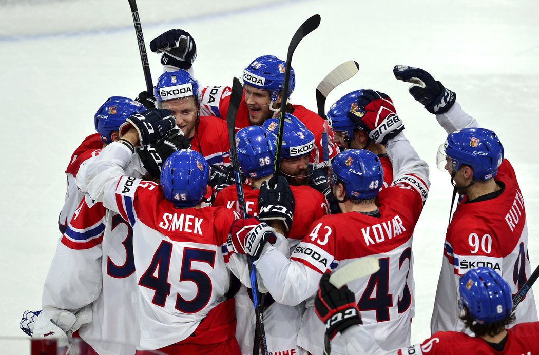 Čeští hokejisté se radují z vydřeného triumfu v nájezdech proti Finsku