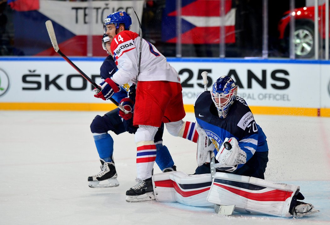 Tomáš Plekanec bojuje před finským brankářem Korpisalem