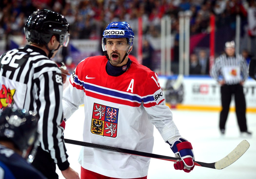 Tomáš Plekanec se vyčítavě dívá na rozhodčího v duelu s Finskem