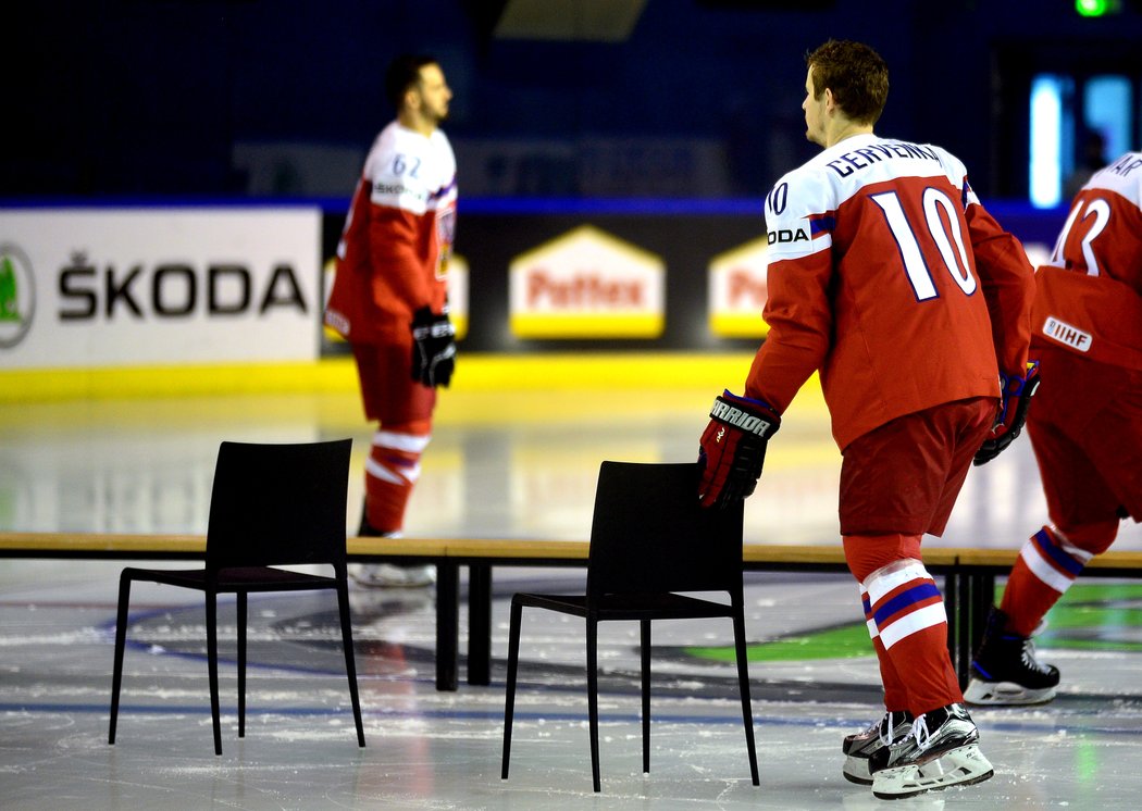 Roman Červenka s jednou ze židlí, které použili čeští hokejisté při týmovém focení na MS ve Francii
